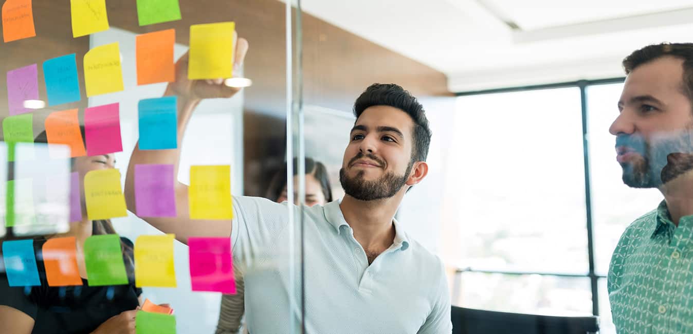 Headerbild_Projektmanagement Aufbaukurs Mann mit Postits